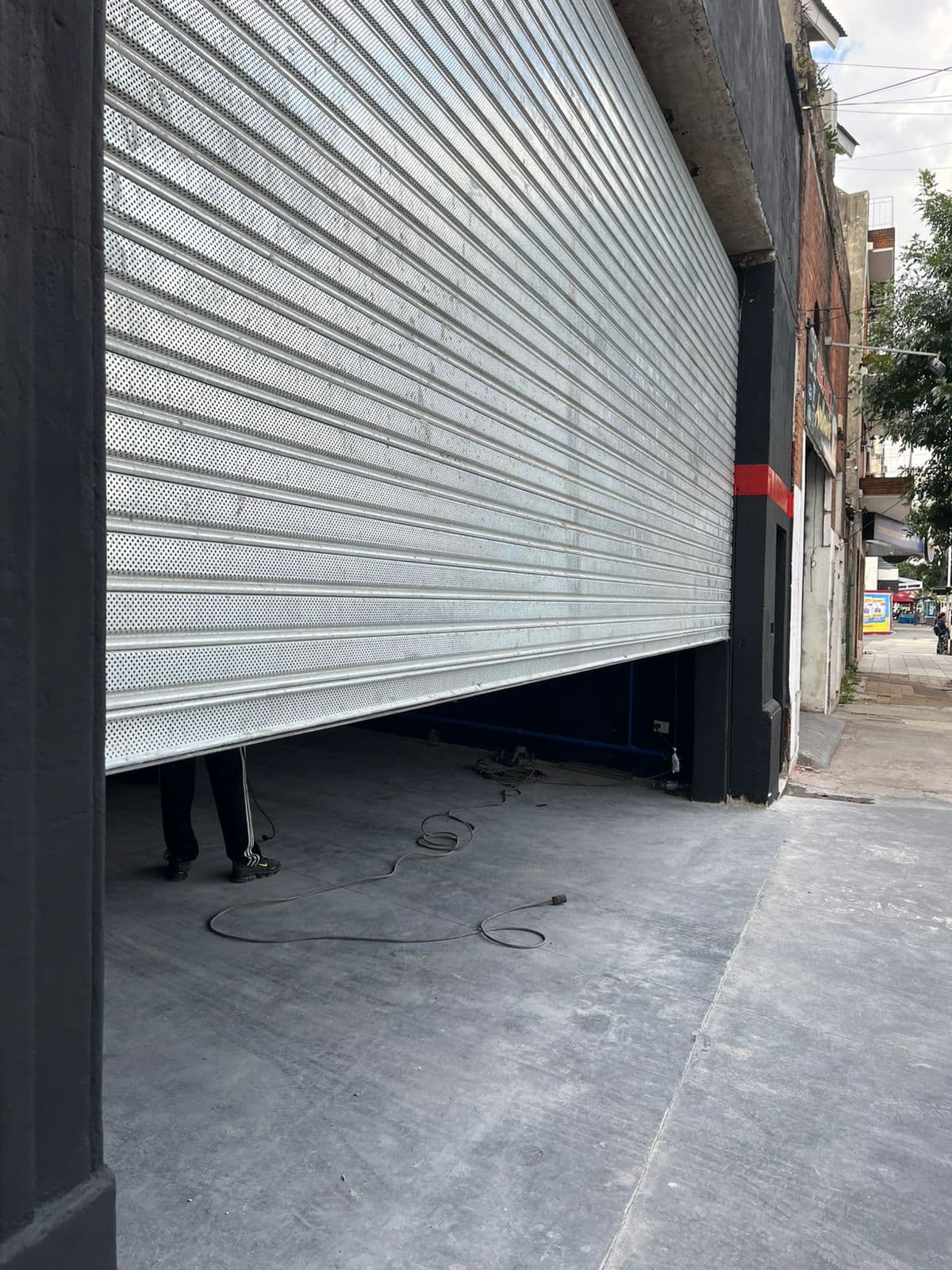 Cortina Microperforada - Cortina metálica premium Mónaco con garantía extendida y servicio técnico 24/7