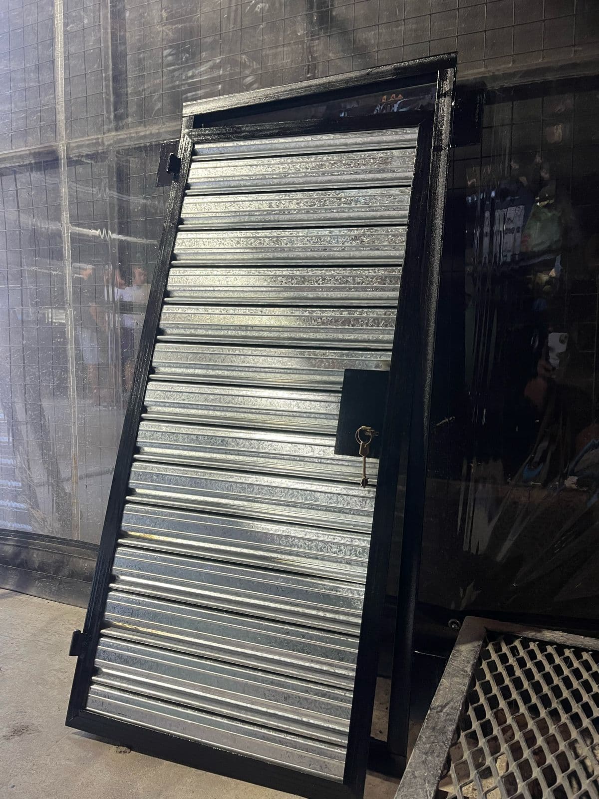 Puerta de Escape Certificada - Cortina metálica premium Mónaco con garantía extendida y servicio técnico 24/7