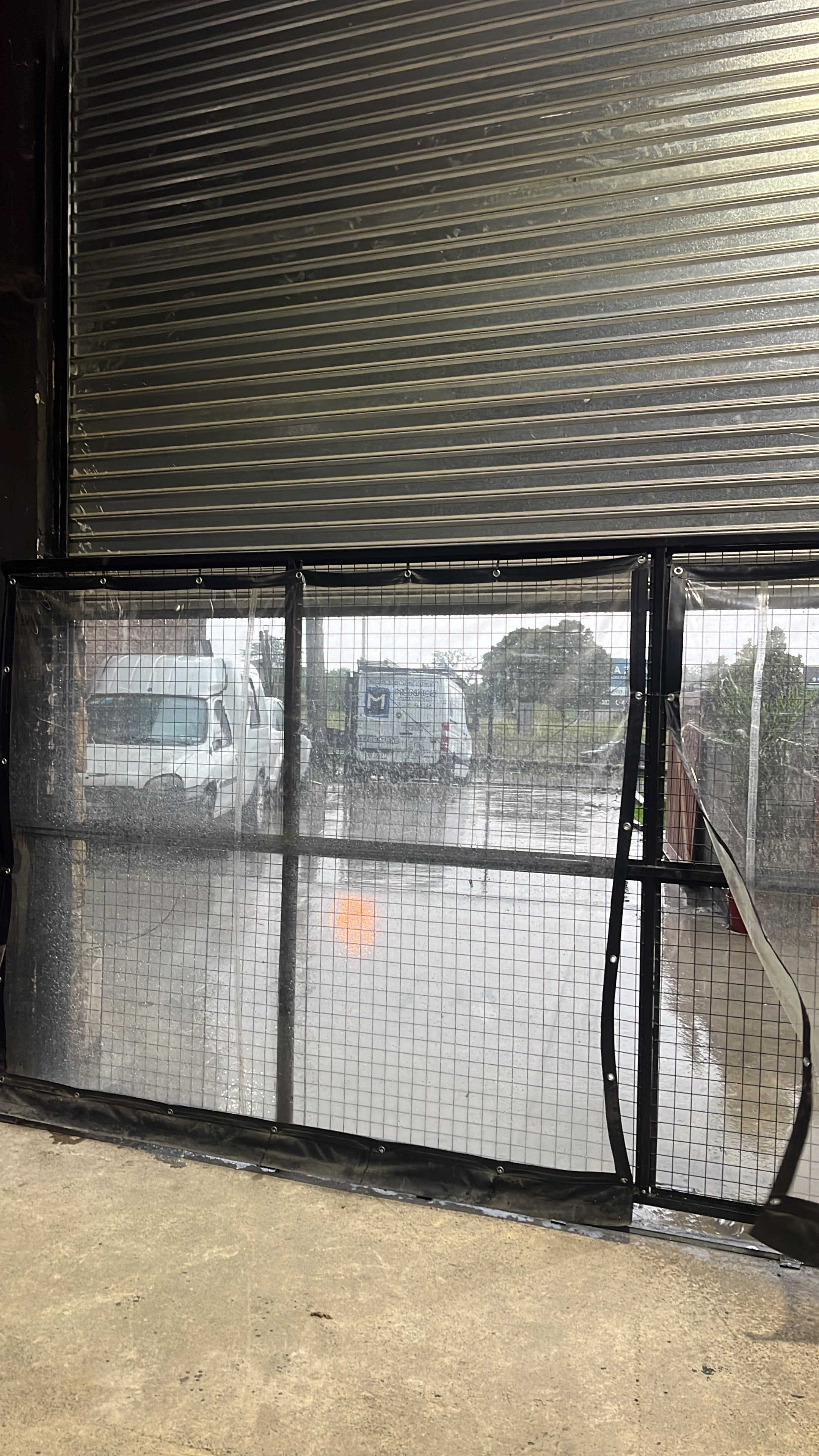 Cortina con Rejilla de Seguridad - Instalación en garaje residencial - Trabajo realizado por Mónaco Cortinas Metálicas Buenos Aires
