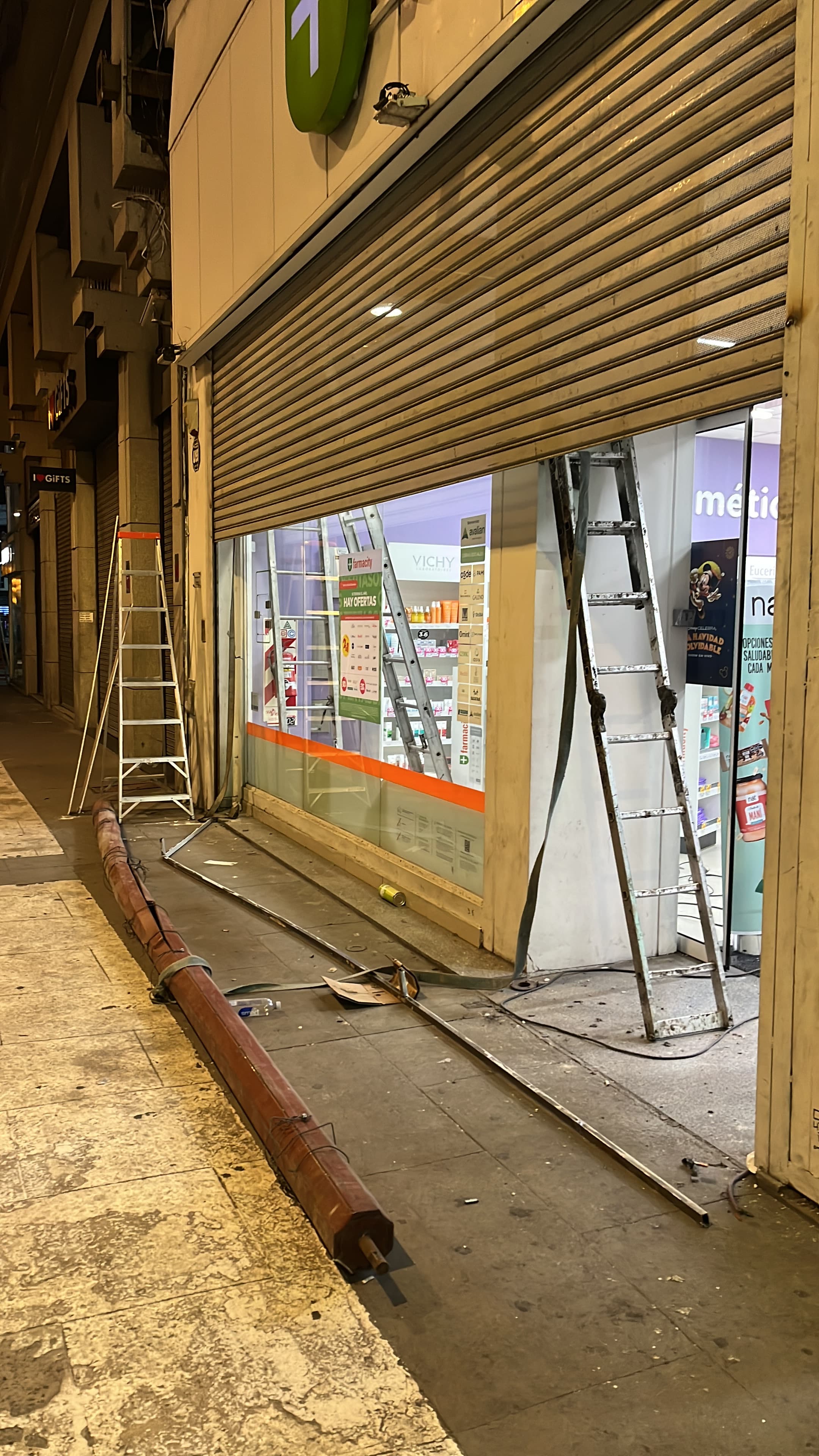 Centro Comercial - Instalación en galería comercial - Trabajo realizado por Mónaco Cortinas Metálicas Buenos Aires