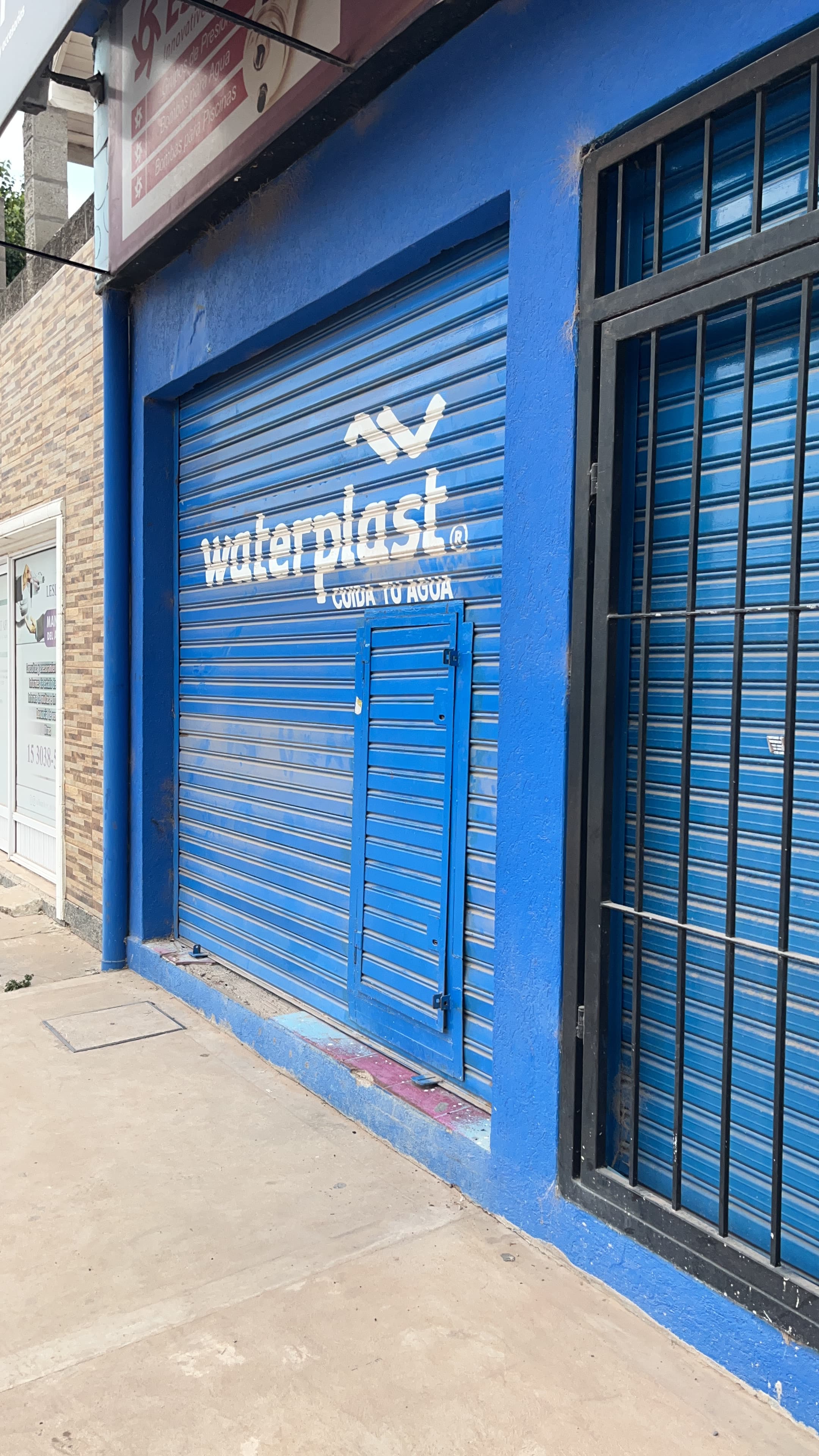 Local Comercial con Puerta - Cortina azul con puerta integrada - Trabajo realizado por Mónaco Cortinas Metálicas Buenos Aires
