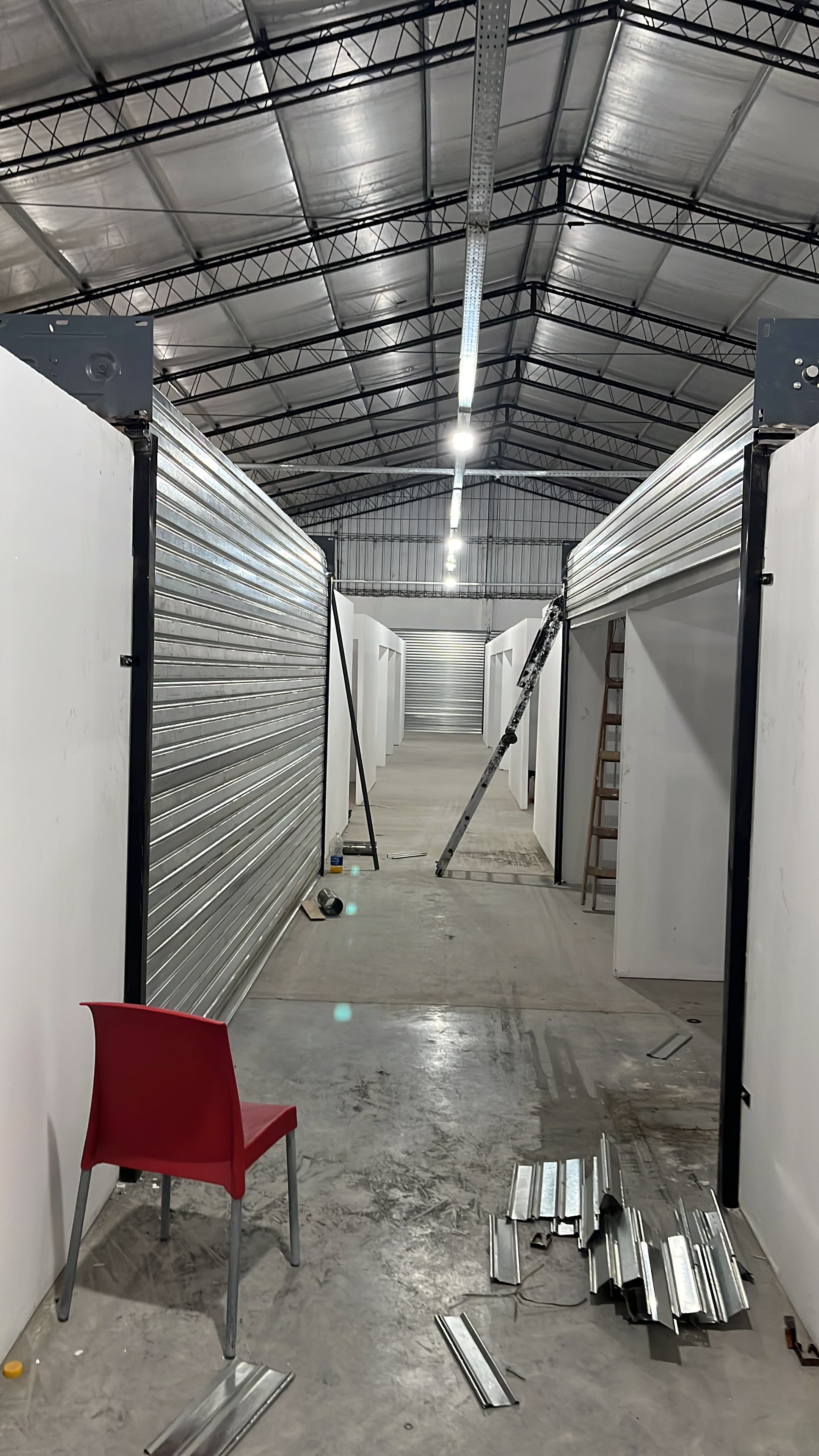 Nave Industrial Interior - Múltiples cortinas en construcción - Trabajo realizado por Mónaco Cortinas Metálicas Buenos Aires