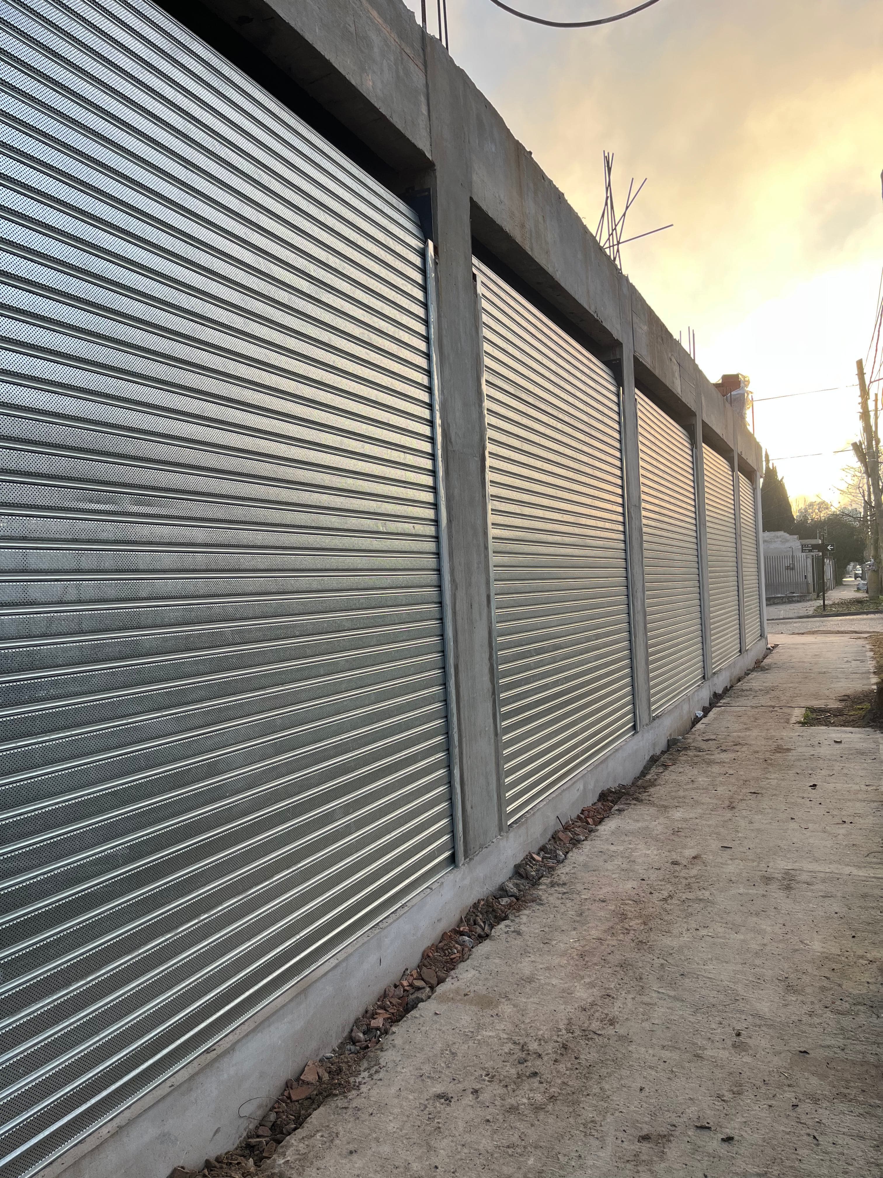 Cortinas Microperforadas - Serie de locales con ventilación - Trabajo realizado por Mónaco Cortinas Metálicas Buenos Aires