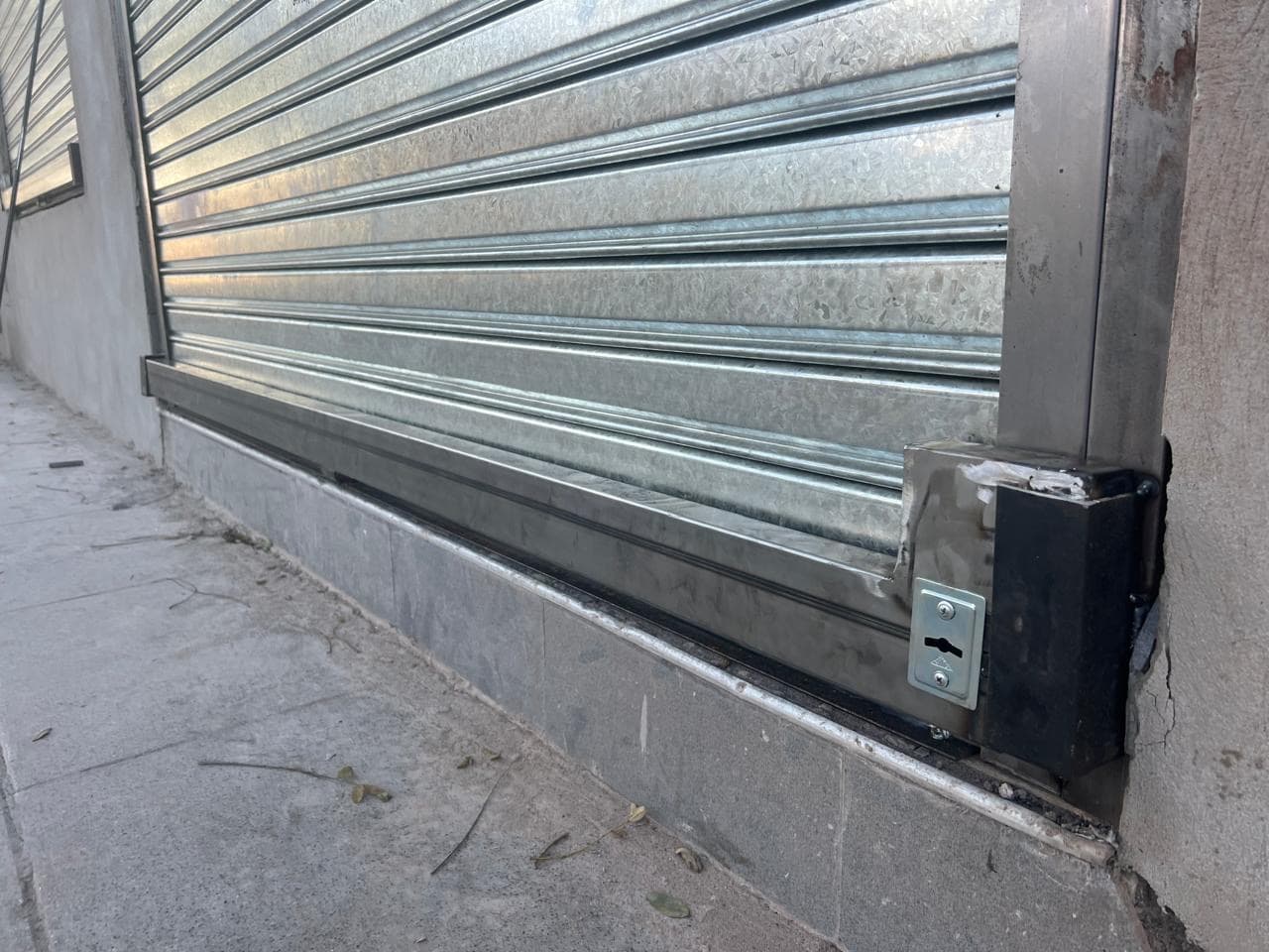 Cortina Residencial Premium - Entrada principal con cerradura - Trabajo realizado por Mónaco Cortinas Metálicas Buenos Aires