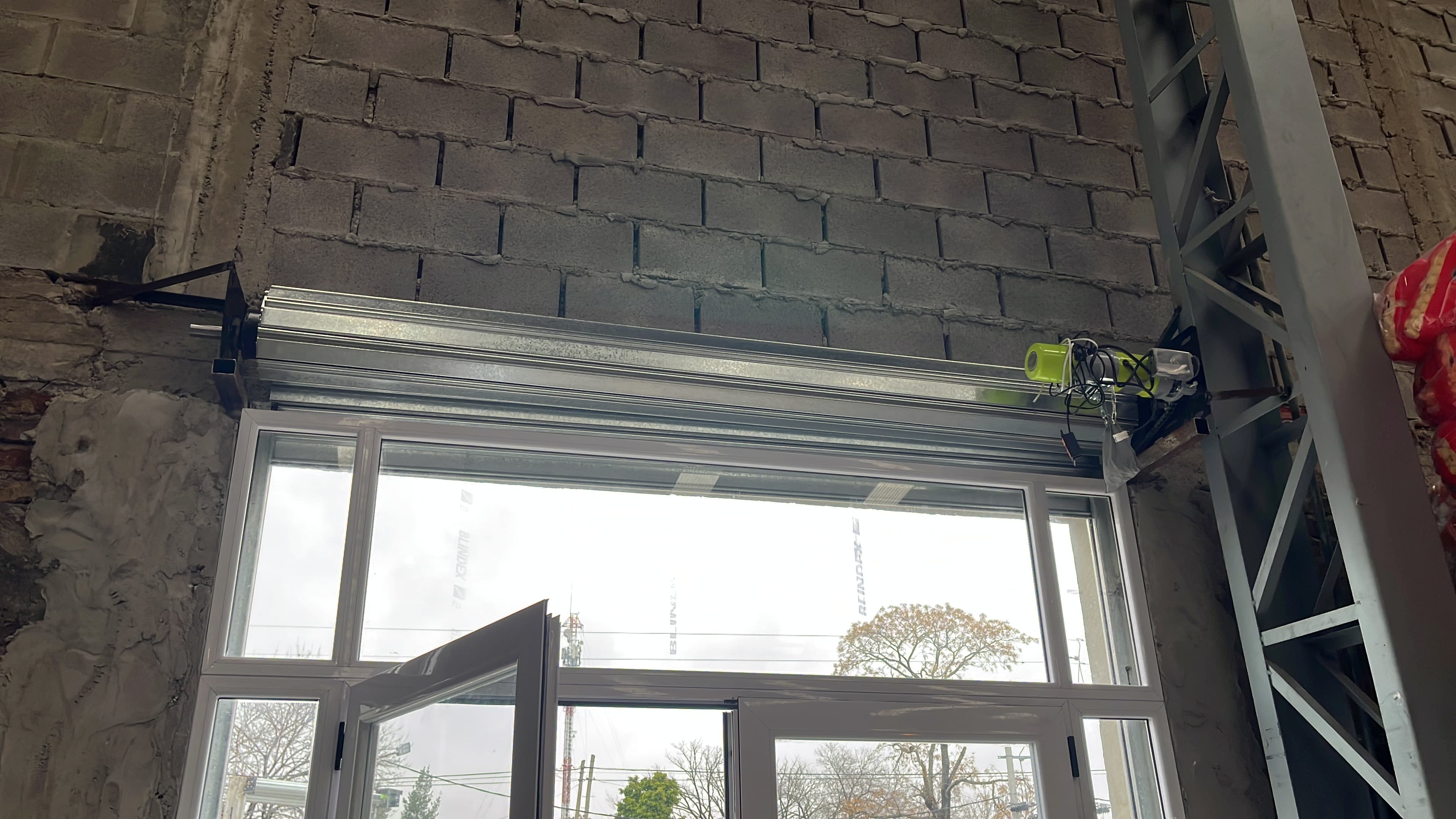 Sistema Automatizado - Con motor Mofic integrado - Trabajo realizado por Mónaco Cortinas Metálicas Buenos Aires
